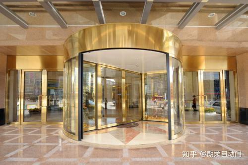自動旋轉門與手動旋轉門有什么不同 各自的優勢 朗榮旋轉門